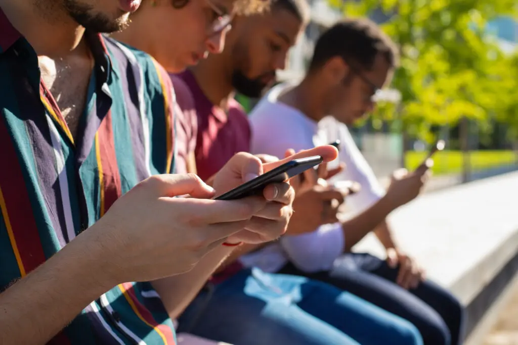 Grupo de jóvenes en las redes sociales representando la relación entre juventud y política