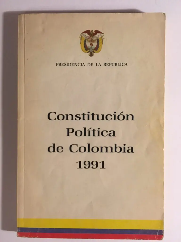 Portada de la Constitución Política de Colombia de 1991. Fotografía disponible en Wikimedia Commons.