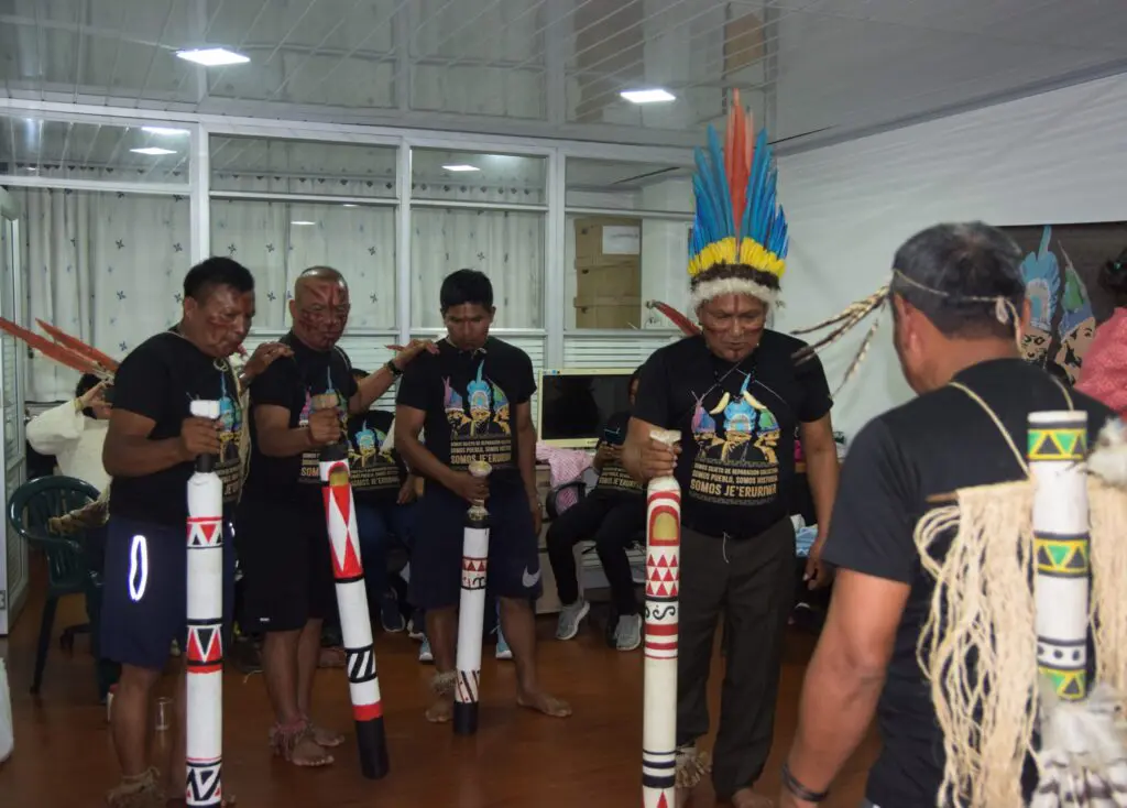 Miembros del pueblo Je’eruriwa realizan una danza ancestral para celebrar el fallo judicial favorable. Foto: Matías Álava, vía Indigenous Debates.