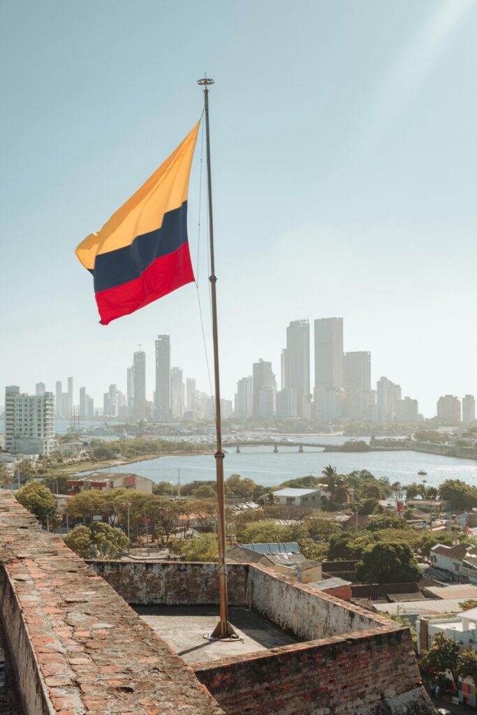 Imagen de la bandera nacional colombiana representando el Estado