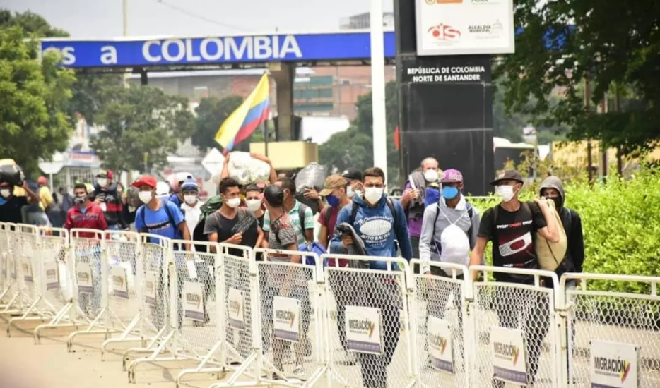 Inmigrantes venezolanos yendo a Colombia en busca de mejores condiciones de vida