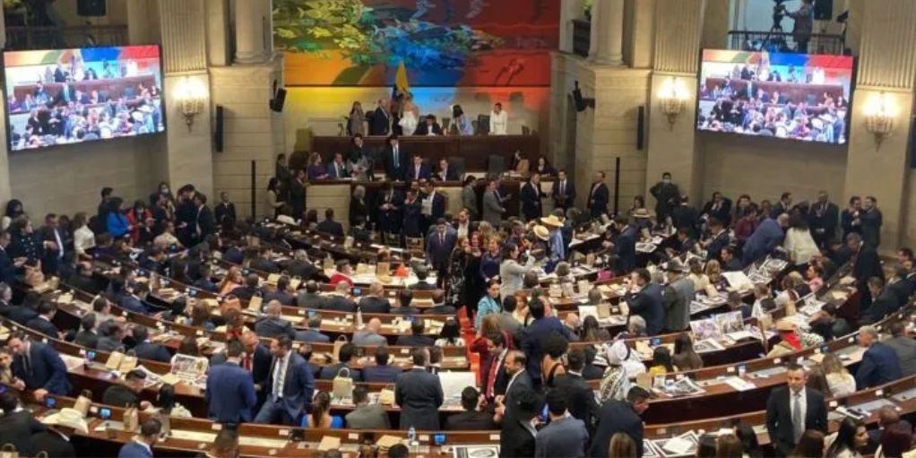 Senadores en sesión en el Senado.