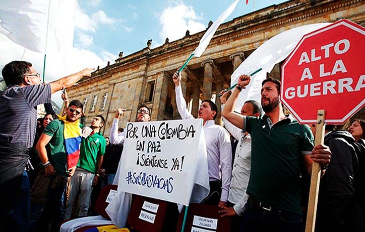 Protesta popular en la lucha colombiana por la paz en el país.