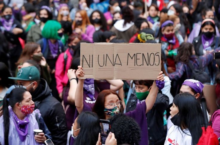La protesta "Ni Una Menos", que tuvo lugar en diversas ciudades de Argentina y Colombia, abordó la violencia contra las mujeres y la alta tasa de feminicidios y agresiones que ha ido en aumento en los últimos años. Imagen: El País.