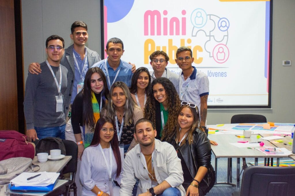 Jóvenes en el proyecto "Mini Público"