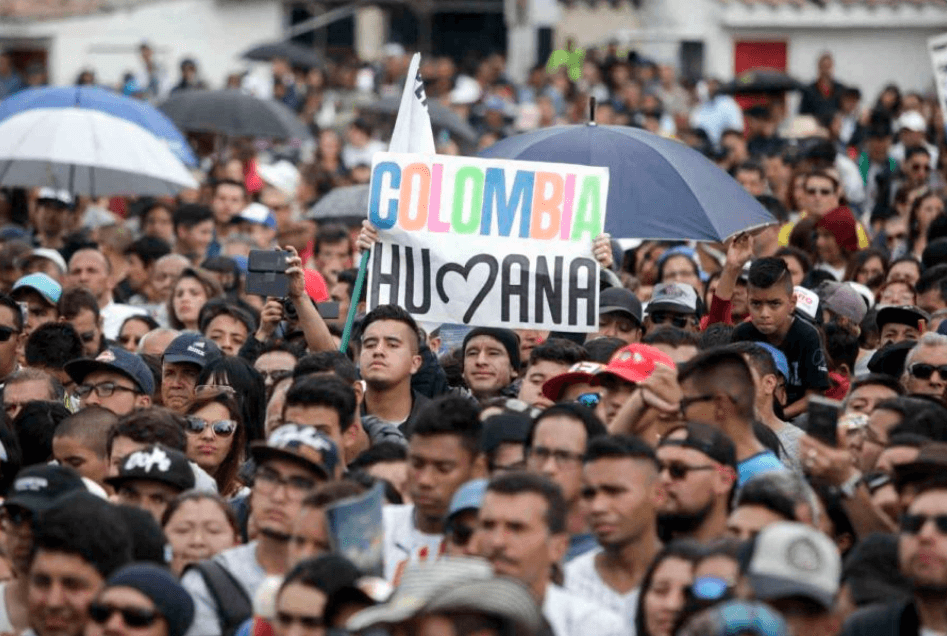 Simpatizantes del partido Colombia Humana en una manifestación